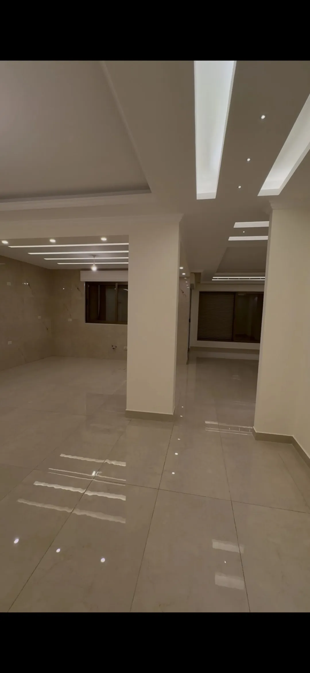 شقة شبه أرضي بناء جديد لم تُسكن 220م داخلي + 145م خارجي على شارعين مدخلين مستقلين