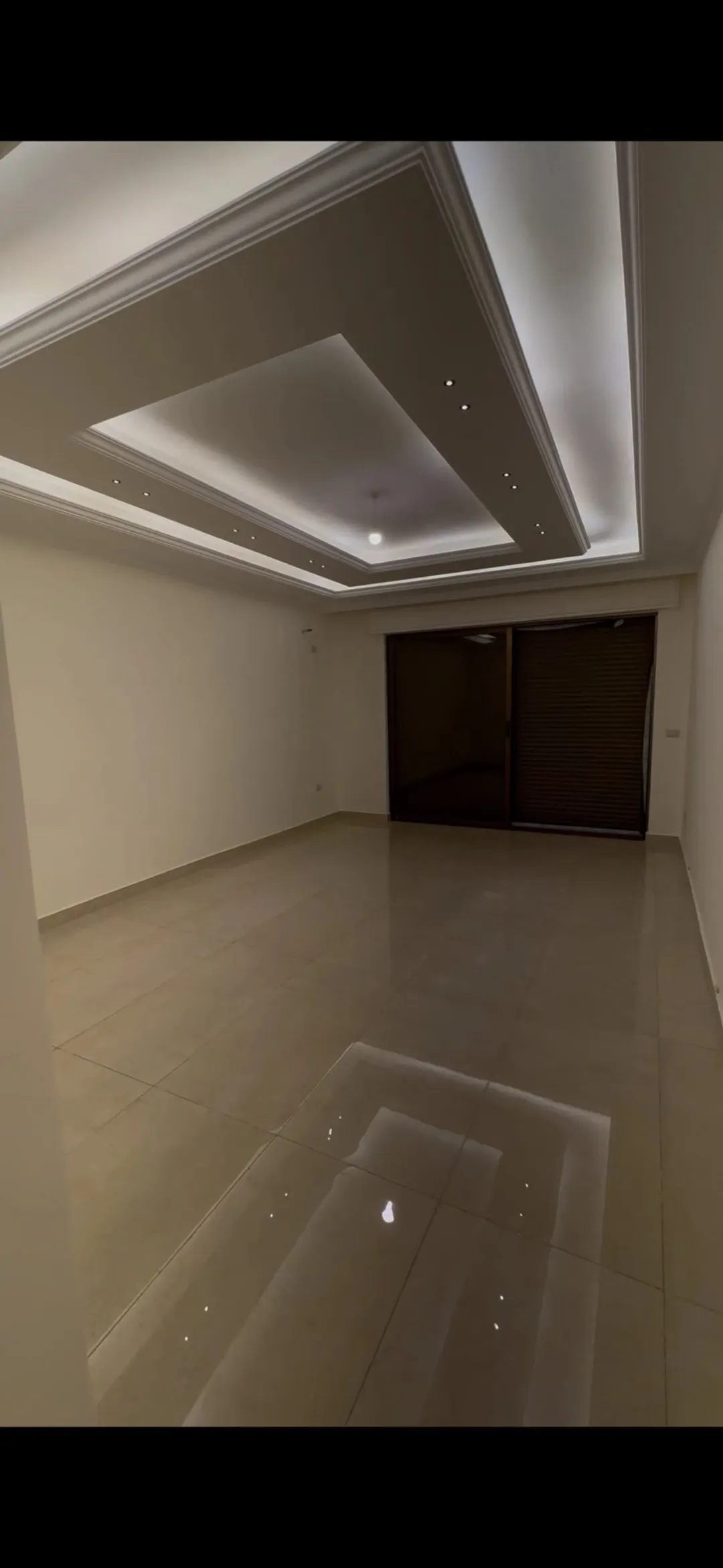 شقة شبه أرضي بناء جديد لم تُسكن 220م داخلي + 145م خارجي على شارعين مدخلين مستقلين
