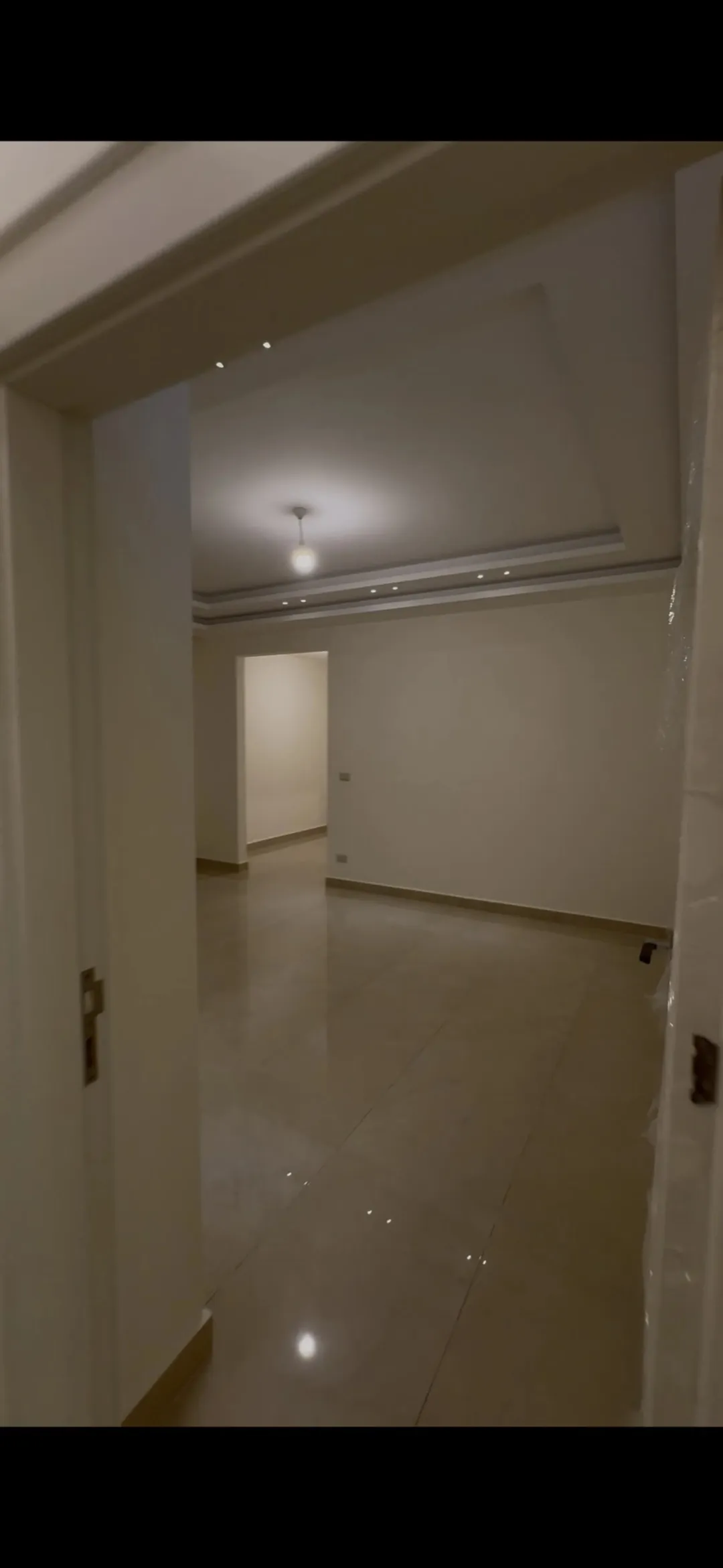 شقة شبه أرضي بناء جديد لم تُسكن 220م داخلي + 145م خارجي على شارعين مدخلين مستقلين