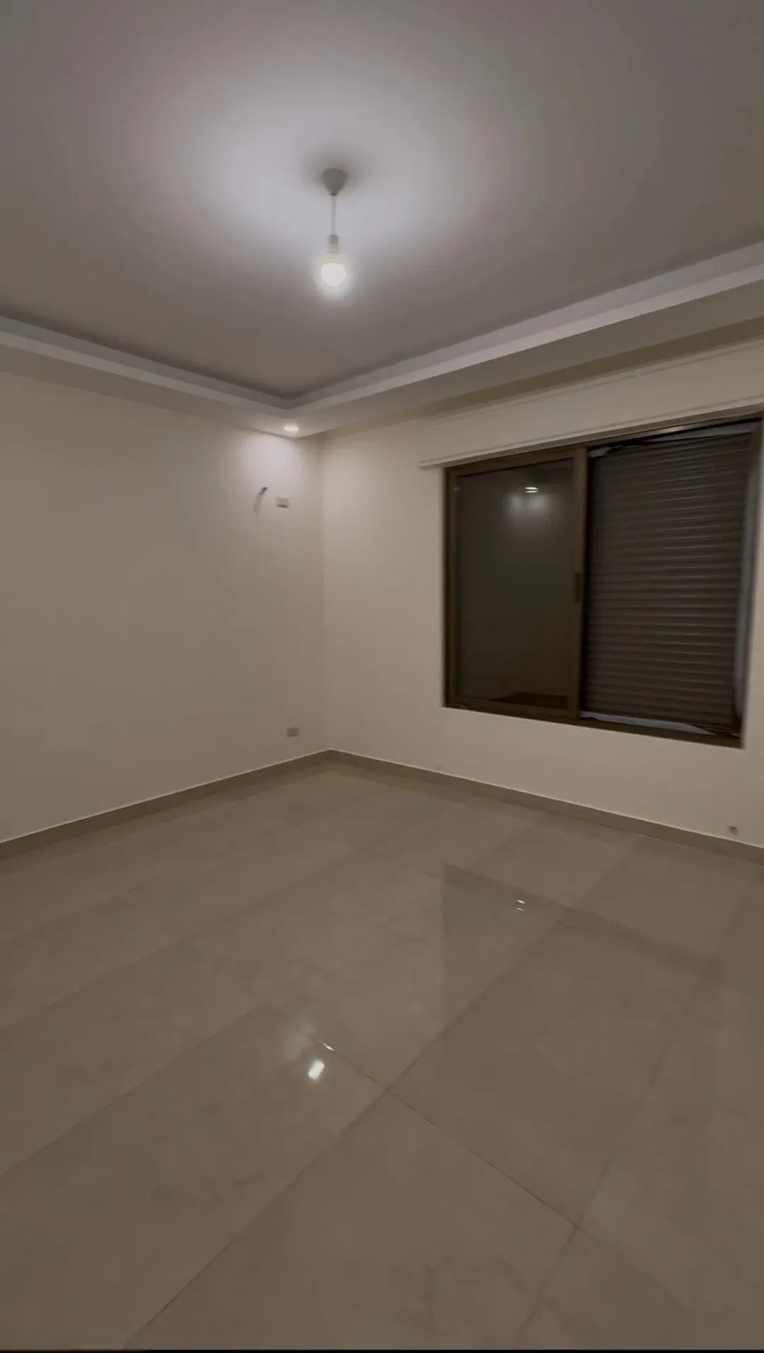 شقة شبه أرضي بناء جديد لم تُسكن 220م داخلي + 145م خارجي على شارعين مدخلين مستقلين