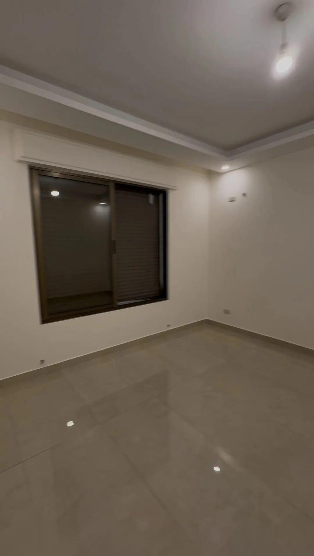 شقة شبه أرضي بناء جديد لم تُسكن 220م داخلي + 145م خارجي على شارعين مدخلين مستقلين