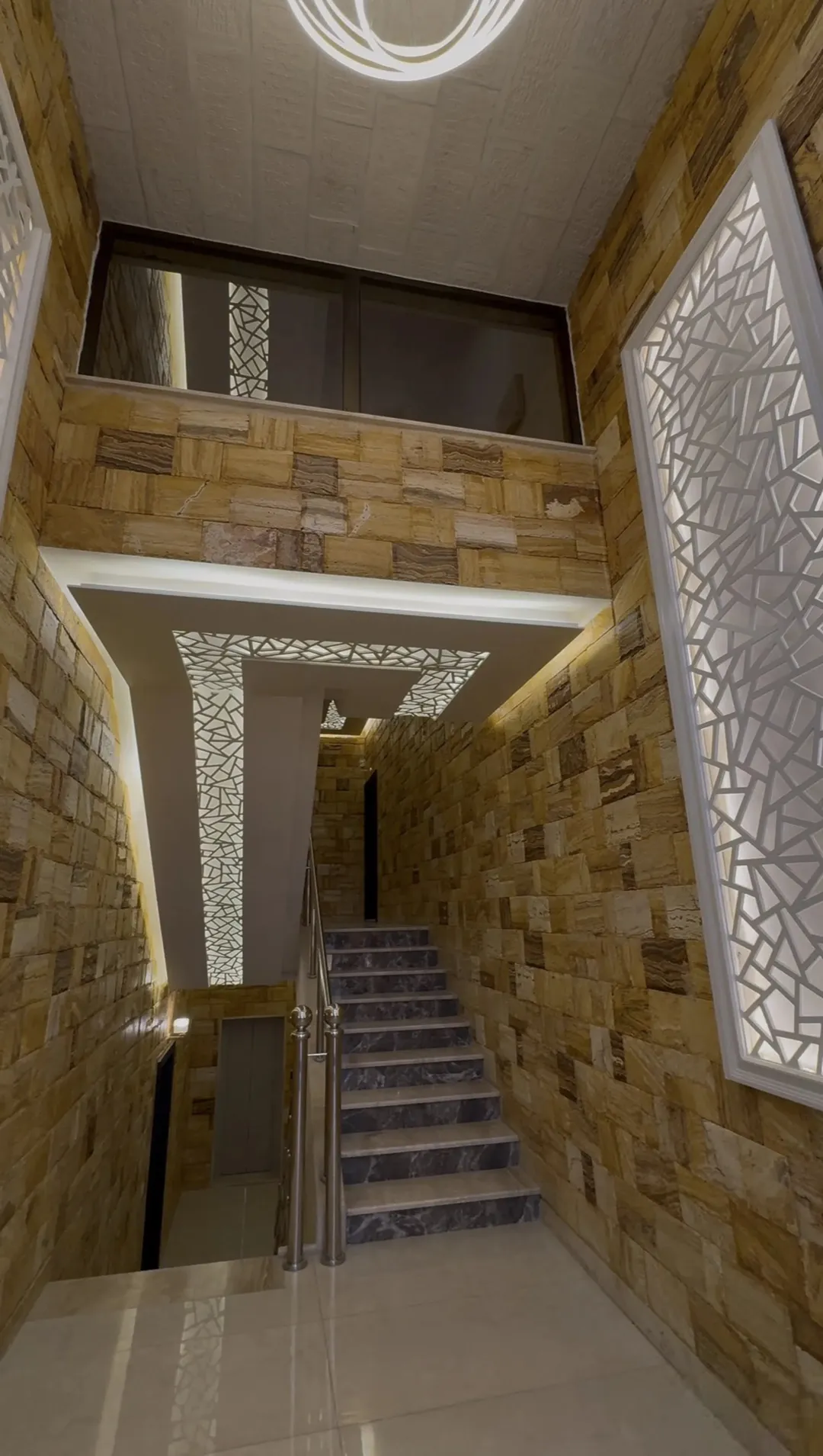 شقة شبه أرضي بناء جديد لم تُسكن 220م داخلي + 145م خارجي على شارعين مدخلين مستقلين