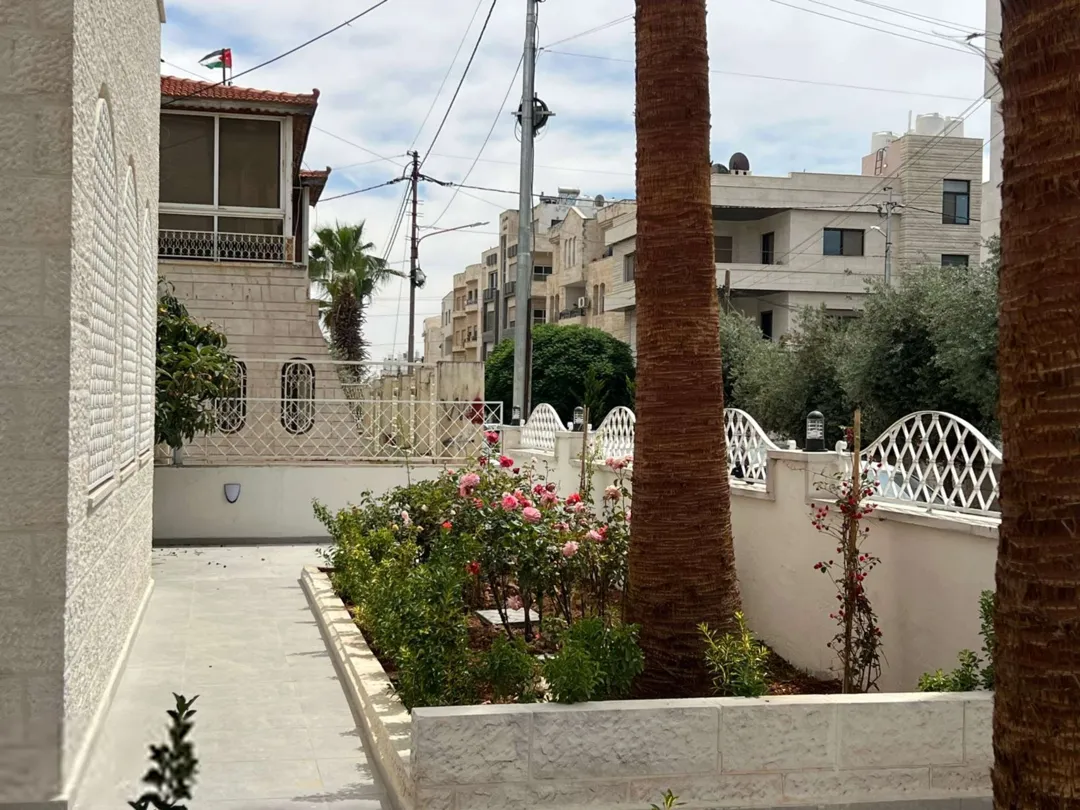 فيلا مستقلة حديثة للإيجار موقع متميز ومساحات واسعة