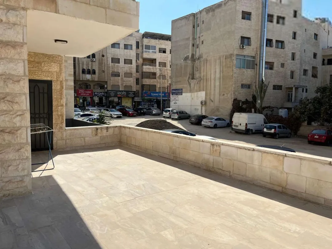 شقة أرضية ساحرة للايجار السنوي في قلب عمان بحالة استثنائية و مع سوق متكامل – عمان الاردن | ID 615298