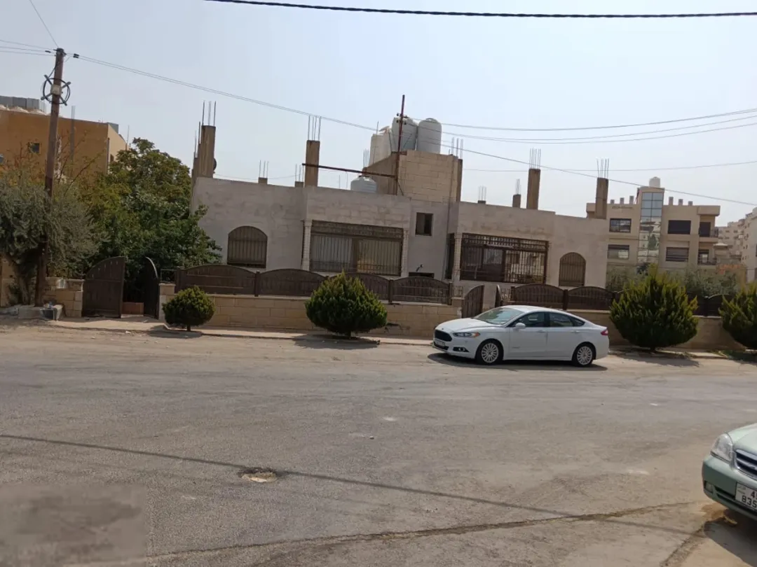 منزل مستقل فاخر يضم 5 شقق على طابقين