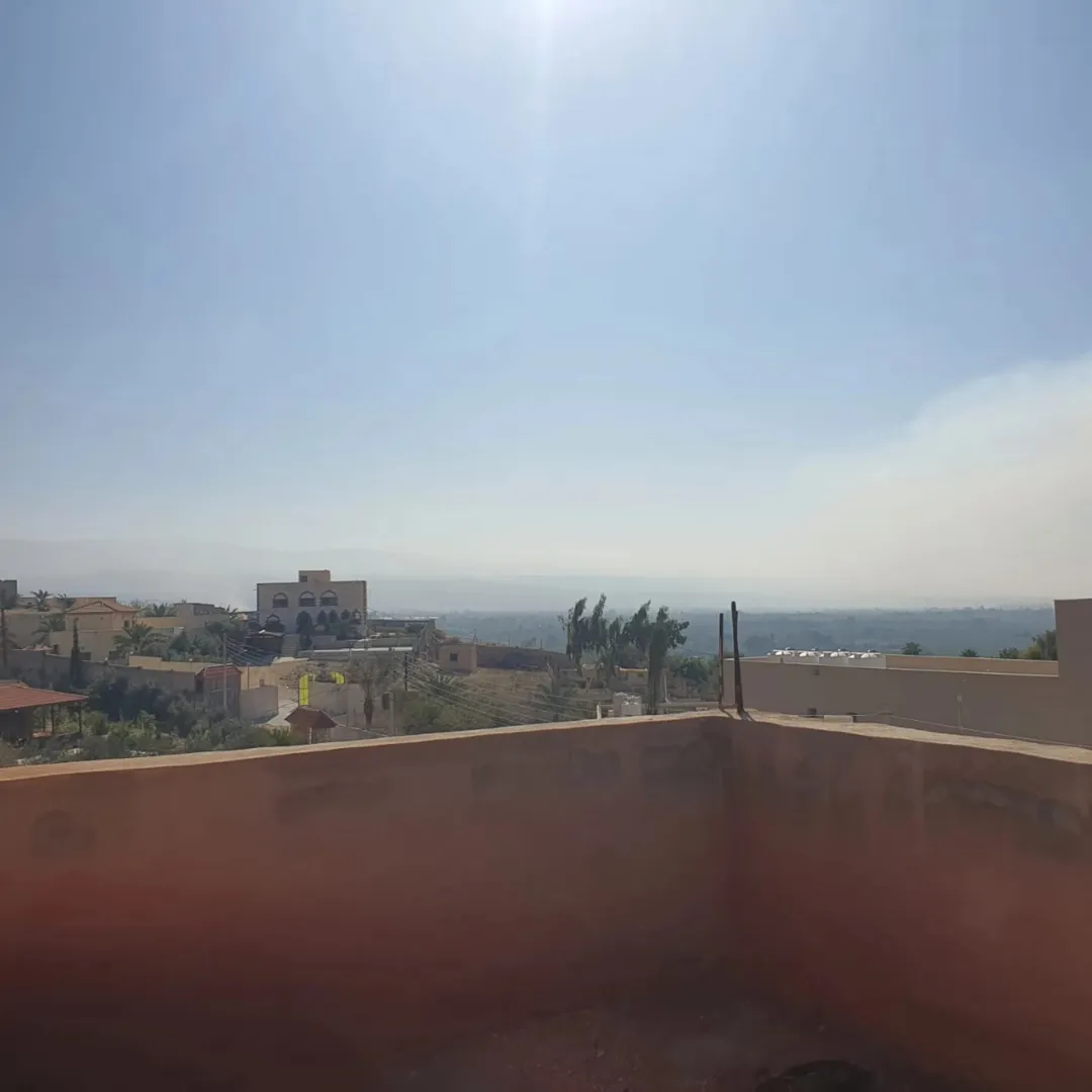 أرض سكنية مع بناء قائم للبيع في غور الكفرين