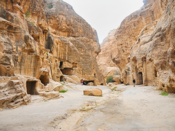 File:05 Little Petra Canyon Trail - The Trail Starts at the End of Little Petra - panoramio.jpg (Wikimedia Commons - image/jpeg)