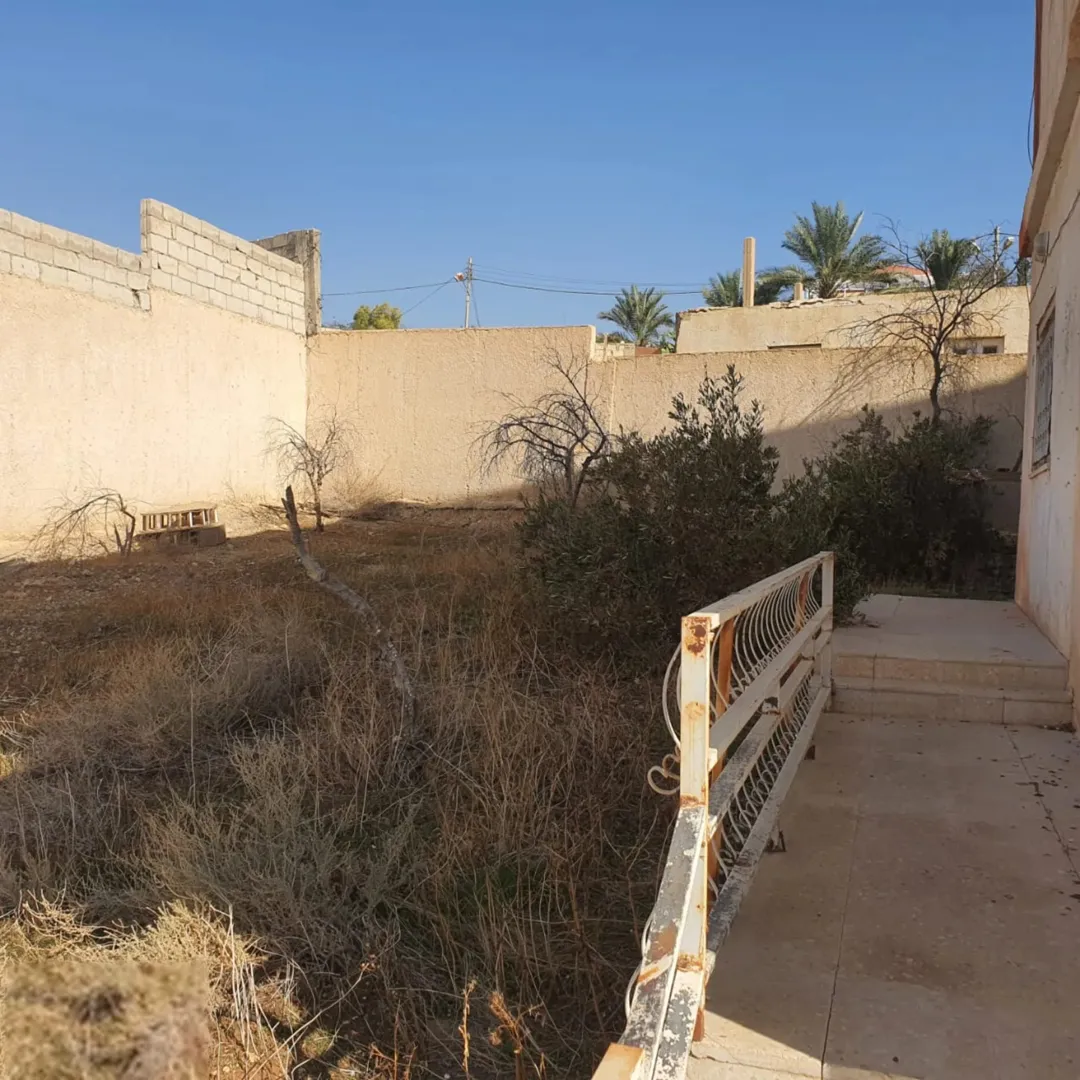 أرض سكنية مع بناء قائم للبيع في غور الكفرين