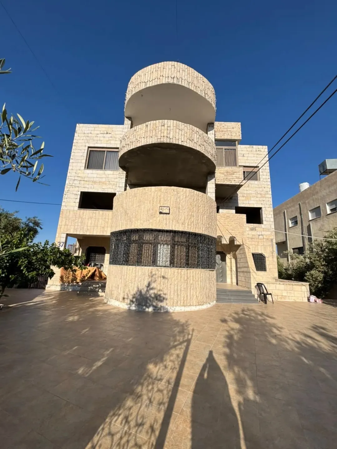 عمارة سكنية حديثة للبيع في الكرك – المرج