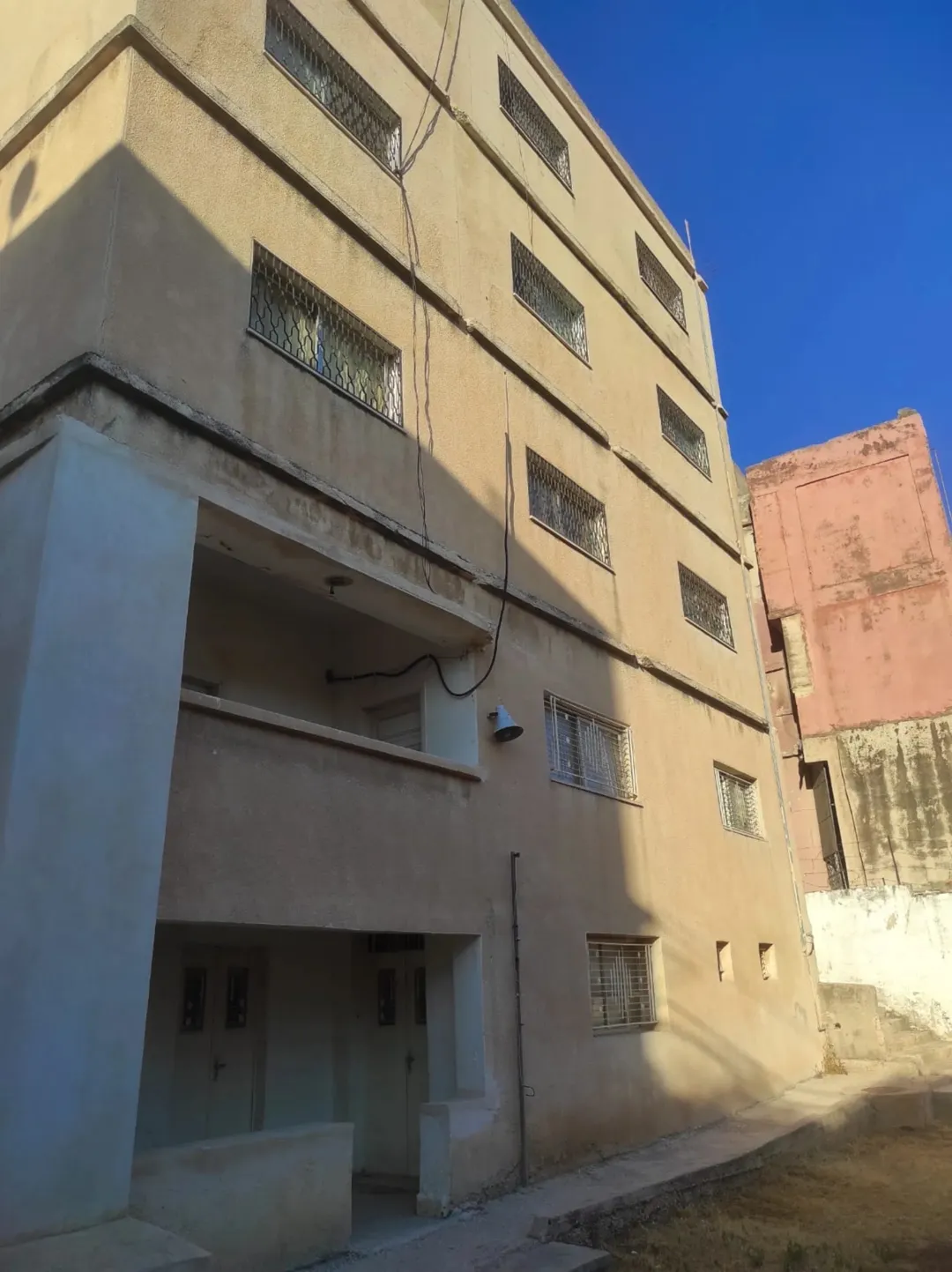مدرسة وروضة قائمة للبيع في إربد – منطقة البارحة