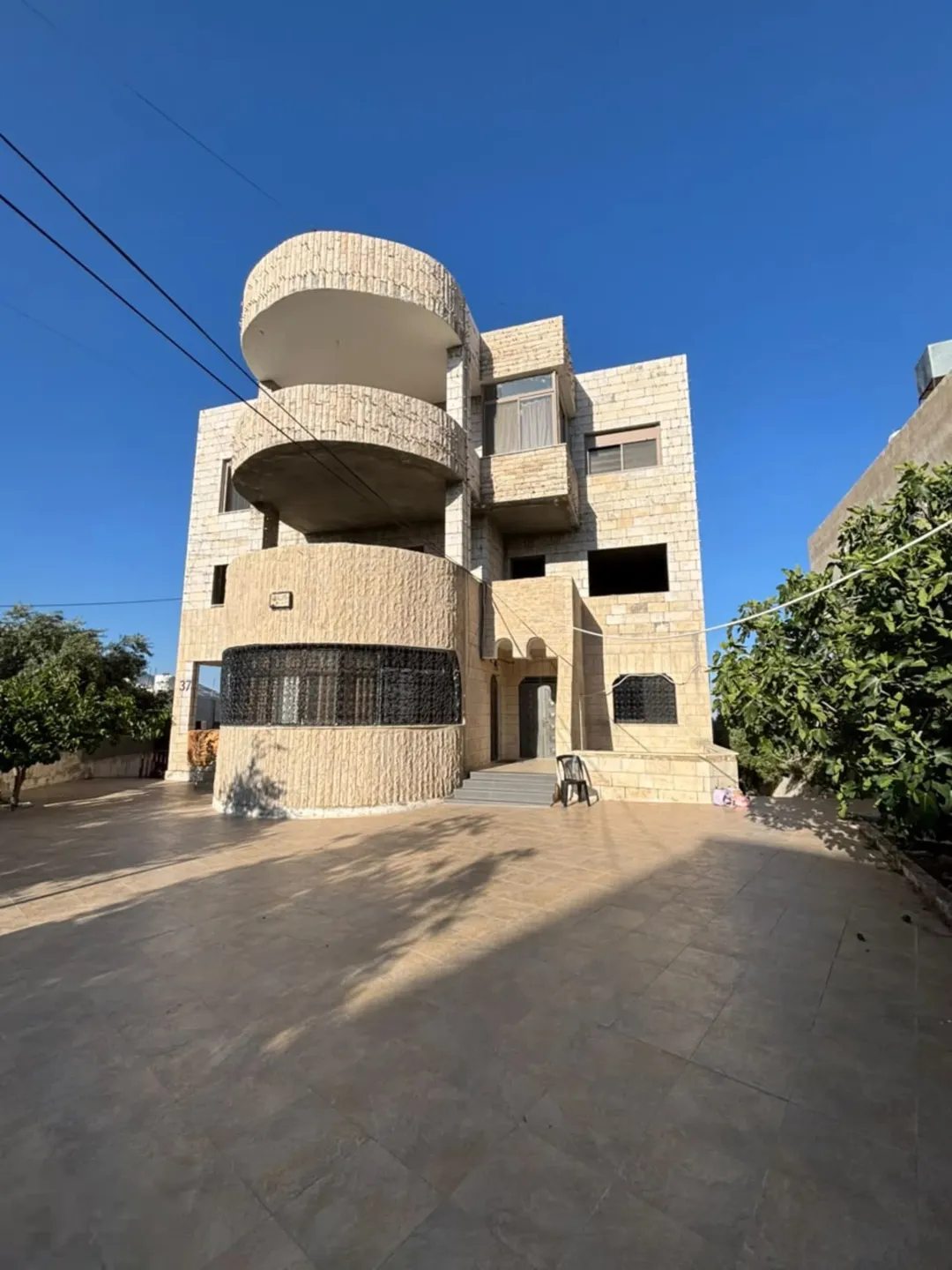 عمارة سكنية حديثة للبيع في الكرك – المرج