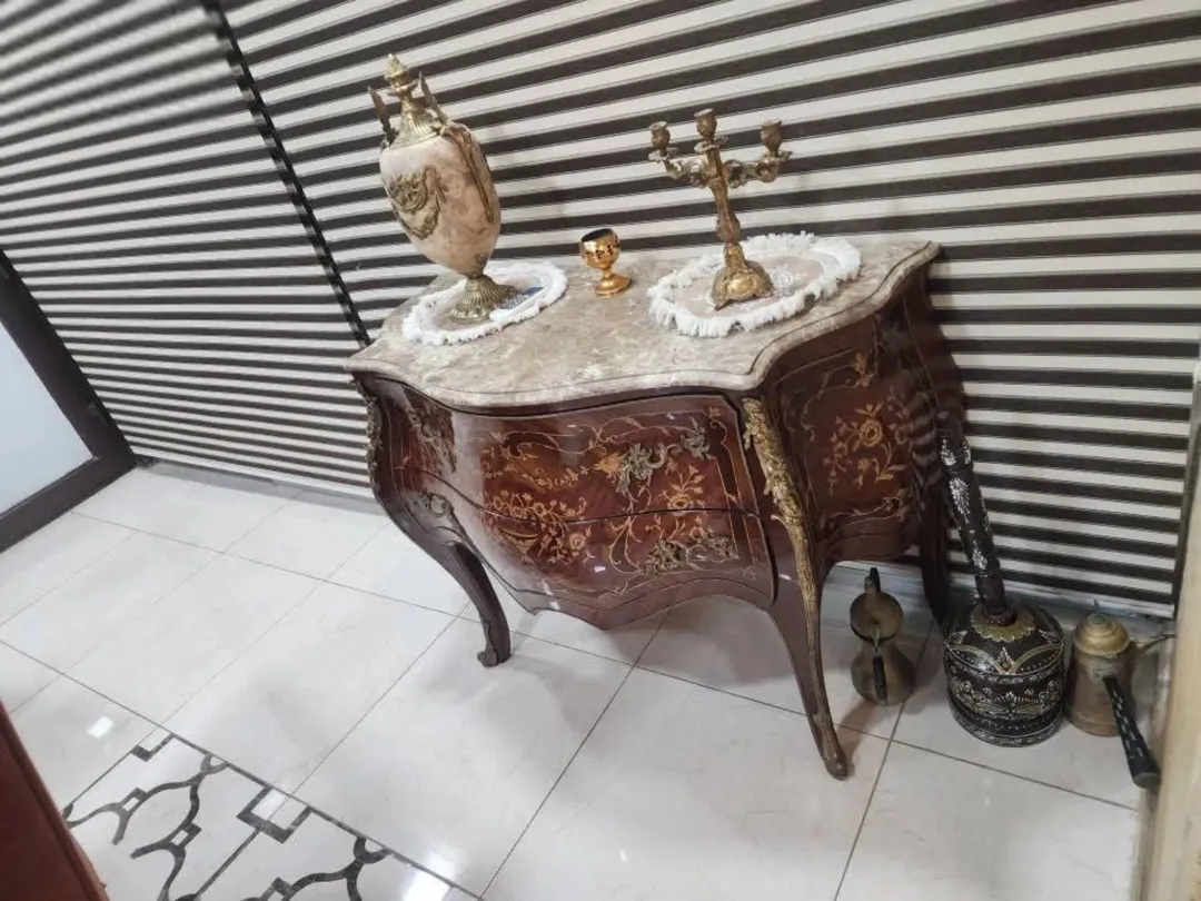 شقة أرضية فاخرة في ضاحية النخيل مطلة على طريق المطار