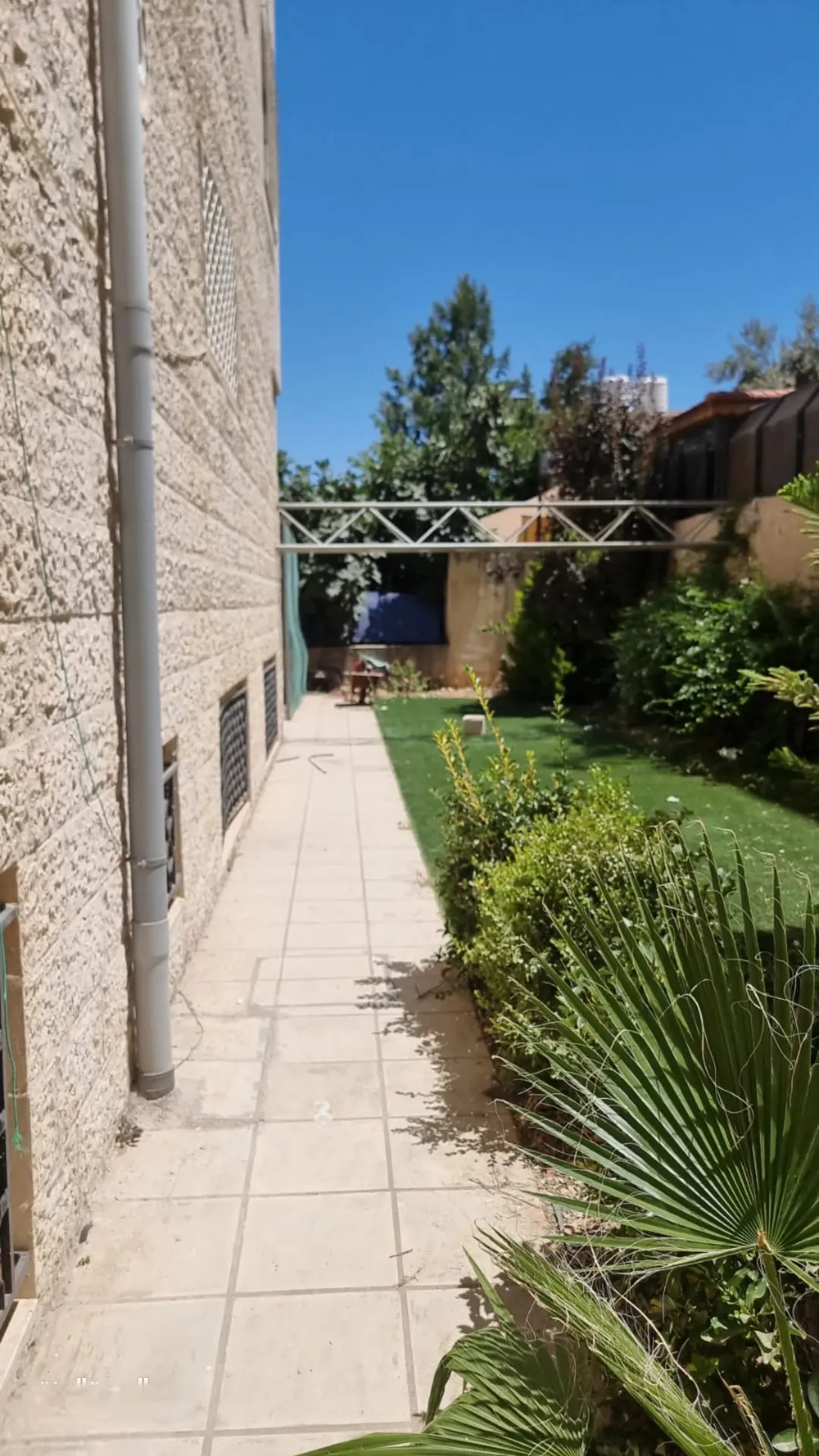 عمارة سكنية للبيع في أم السماق بالقرب من مدارس الدر المنثور