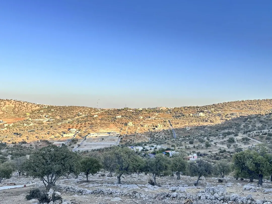 أرض زراعية للبيع في العالوك بموقع استراتيجي وإطلالة بانورامية