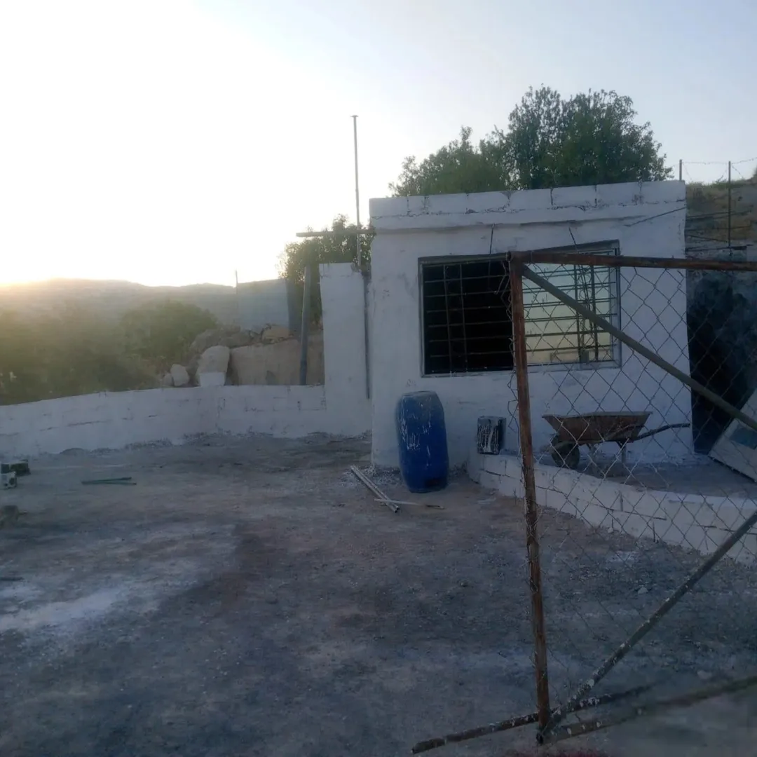 مزرعة مشجرة مع شاليه على طريق رئيسي في عجلون